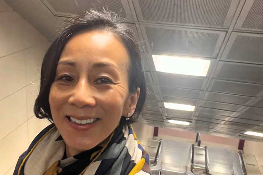 ミラノのメトロを利用する中村江里子さん（スクリーンショット）