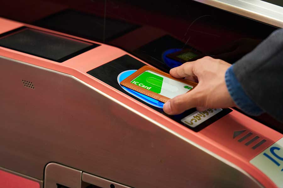 ワンタッチで改札を通過できる交通系ICカード（写真はイメージ）【写真：PIXTA】