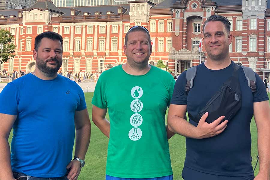 ハンガリーからやってきた（左から）ガボルさん、同名のガボルさん、アコッシュさん【写真：Hint-Pot編集部】