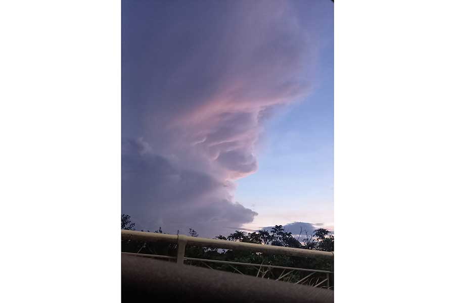 夕暮れ時の雲が人の顔のように見える、話題の絵のもとになった写真【写真提供:Tom(@tom_naoji)さん】