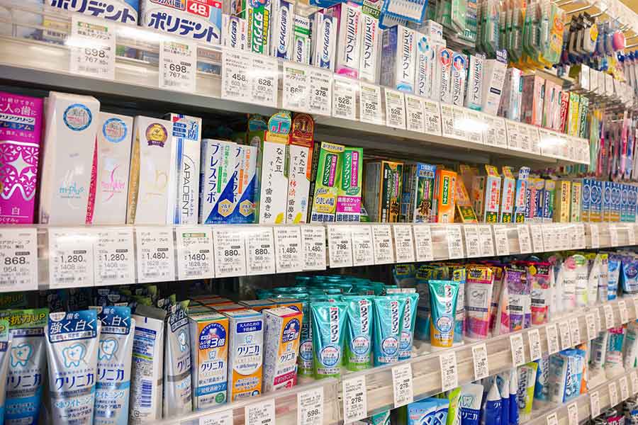 歯磨き粉は日本のスーパーではそのまま棚に並んでいるのが一般的だけれど、アメリカではカギ付きのガラスケースの中にあることも（写真はイメージ）【写真：PIXTA】
