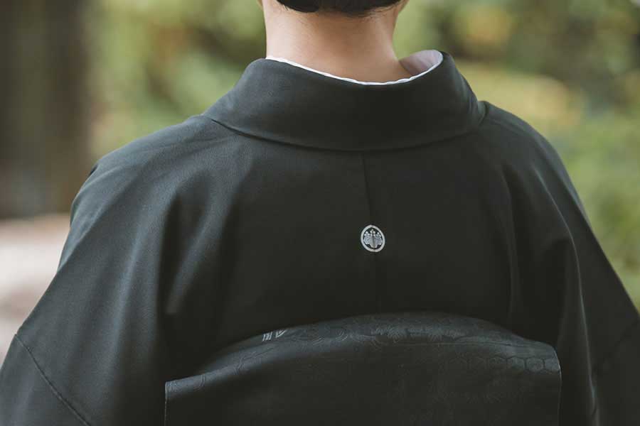 お清めの塩は玄関の外で、肩や背中に軽くかけるのが基本（写真はイメージ）【写真：PIXTA】