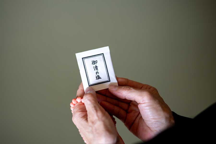 葬儀のあとに使う、お清めの塩(写真はイメージ)【写真:PIXTA】