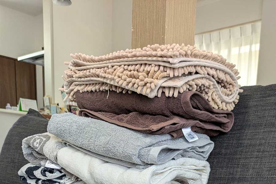 タオルの下には驚きの光景が…!【写真提供:ペレたん(@pelepeledog)さん】