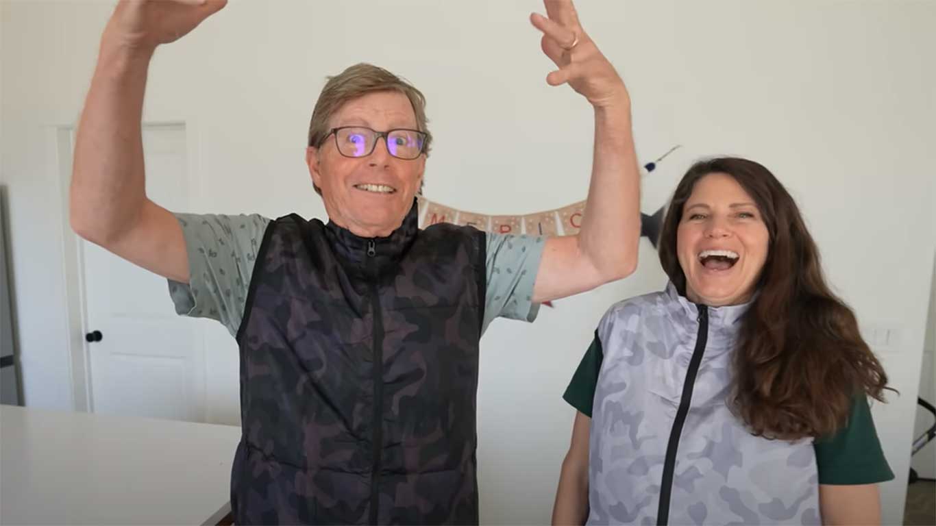 空調ジャケットを着たリネルさんのお父さんとお母さん（スクリーンショット）