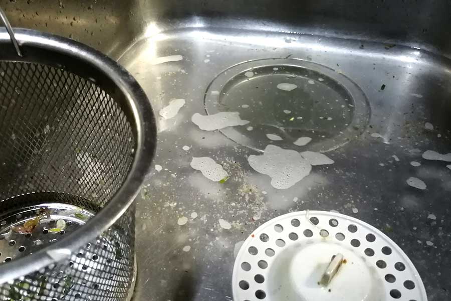 豪雨の影響で、排水口から下水が逆流する場合も（写真はイメージ）【写真：PIXTA】