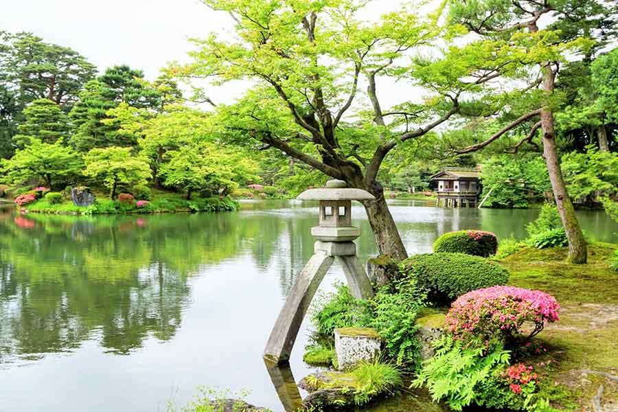 日影がなく、炎天下を歩かないといけなかった兼六園（写真はイメージ）【写真：写真AC】