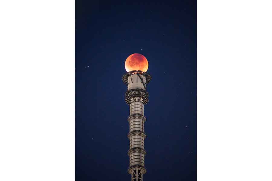 reonidesさんが撮影した皆既月食とスカイツリー【写真提供:reonides(@reonides)さん】