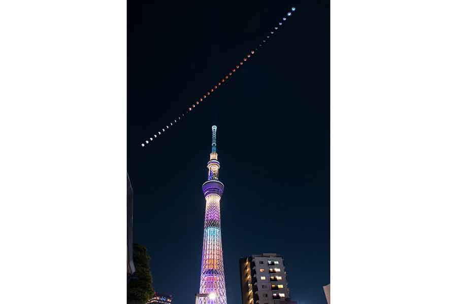 2018年にスカイツリー前で3時間半、5分おきに撮影した皆既月食【写真提供：reonides（@reonides）さん】