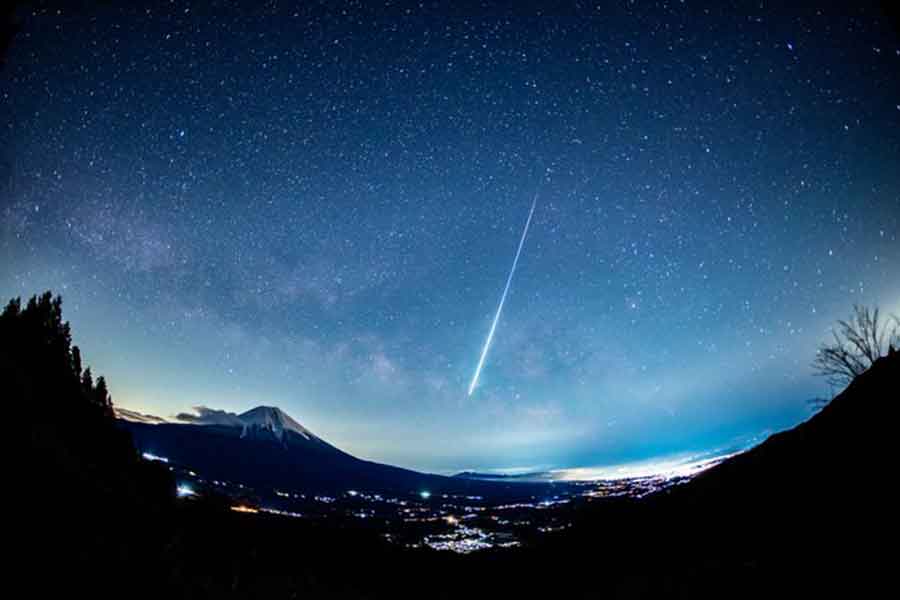富士山と天の川を撮っていたら、人生最大級の火球が【写真提供：reonides（@reonides）さん】