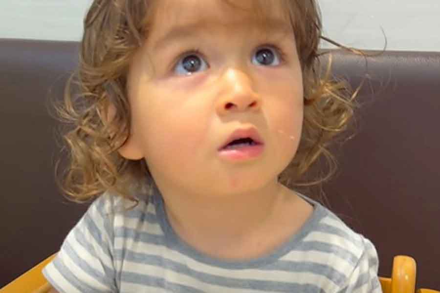 日本の回転寿司に興味津々なソノくん（スクリーンショット）