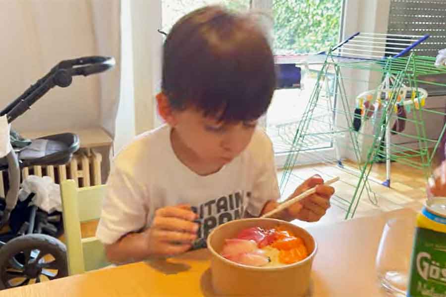 海鮮丼を夢中になって食べるノアくん（スクリーンショット）