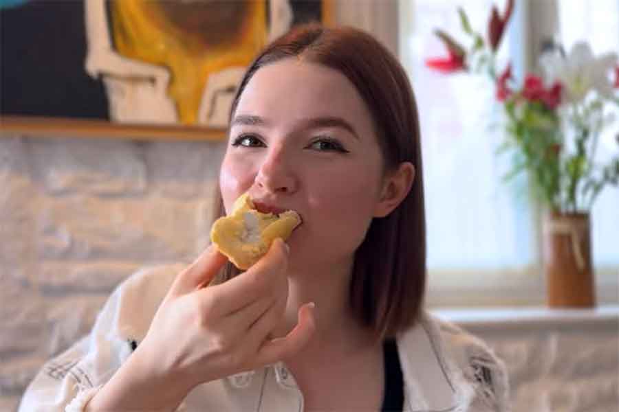 里帰りを満喫するフランス人YouTuberのアマンディーヌさん（スクリーンショット）