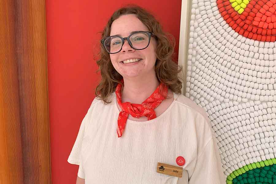 カナダパビリオンで働くジュリアさん【写真：Hint-Pot編集部】