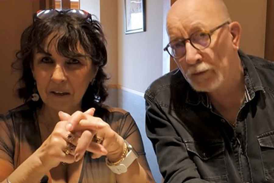 本格的な日本食に感動する、（左から）オレリアンさんのお母さんとお父さん（スクリーンショット）