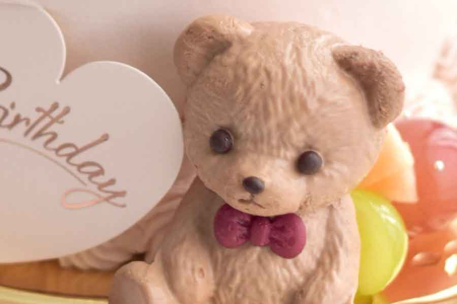 チョコムースでできているとは思えないほどかわいらしい！　ケーキに添えられたクマ【写真提供：ぷん（@Pum_Jeunesverts）さん】