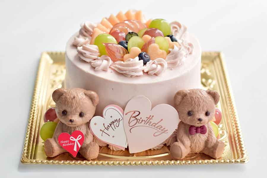 色とりどりのフルーツが美しく配置されたケーキの全体像【写真提供：ぷん（@Pum_Jeunesverts）さん】