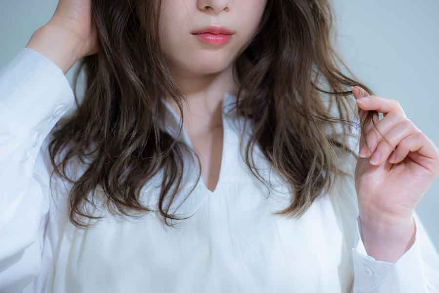 湿気で広がりがちになる髪（写真はイメージ）【写真：PIXTA】