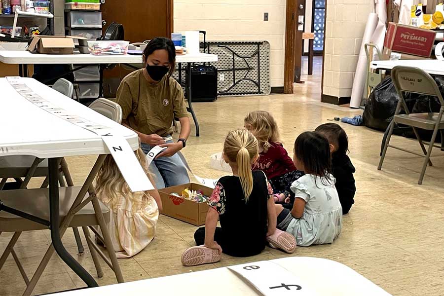 市が無料で提供する、母子同伴の勉強クラス。娘は3歳だったが、それ以外の子どもは4歳。義務教育前に保育施設へ入らない子どもは珍しくない【写真：i-know】