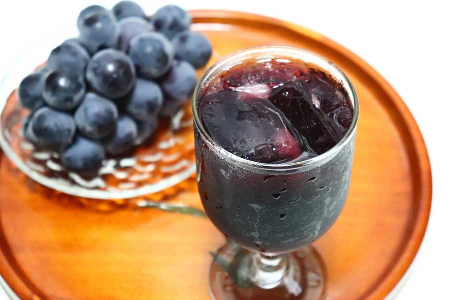 ブドウは皮つき、種ごとミキサーにかけてジュースに（写真はイメージ）【写真：写真AC】