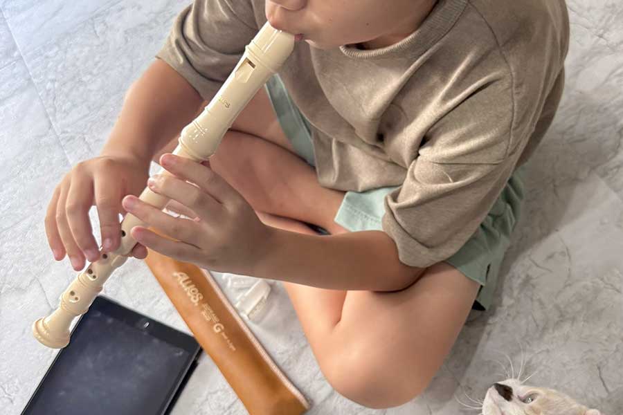 リコーダーを吹く息子さん。そのすぐそばには…【写真提供：なみそKEN/書籍重版！感謝（@omochi_nam01）さん】