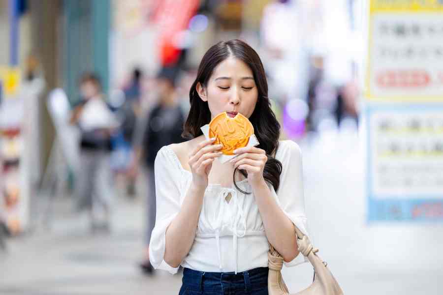 日本では基本的に「歩きながら食べたり飲んだりしてはいけない」と驚き（写真はイメージ）【写真：PIXTA】