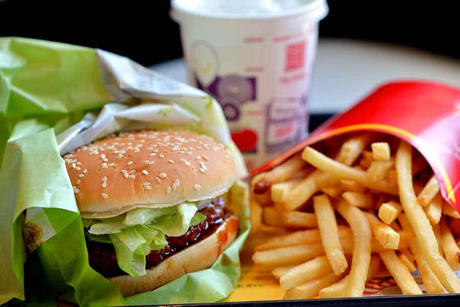 ファストフード店のハンバーガーセット（写真はイメージ）【写真：PIXTA】