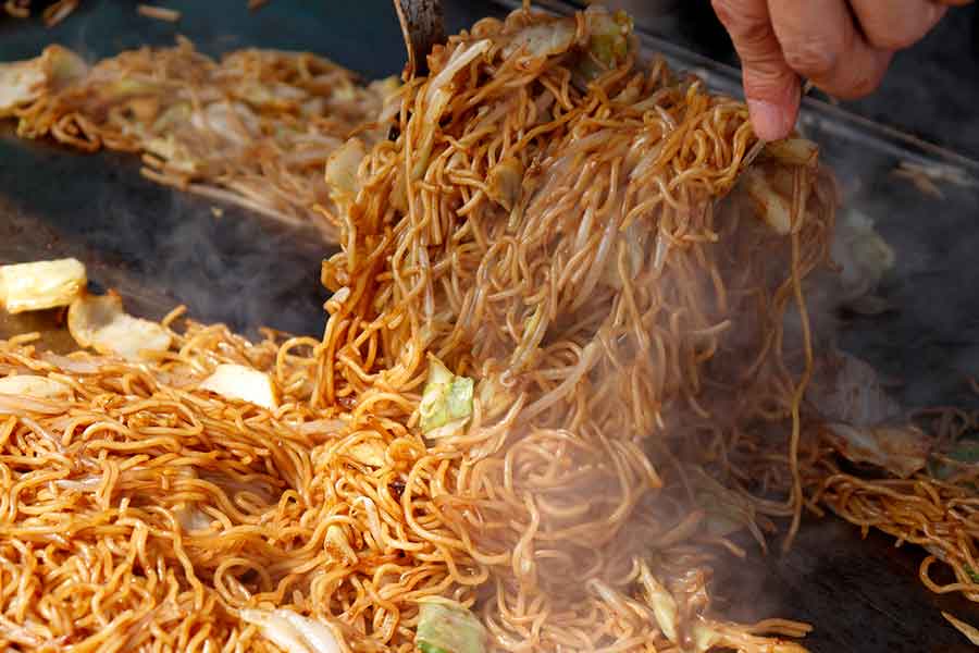 焼きそばのおいしさに感動（写真はイメージ）【写真：PIXTA】
