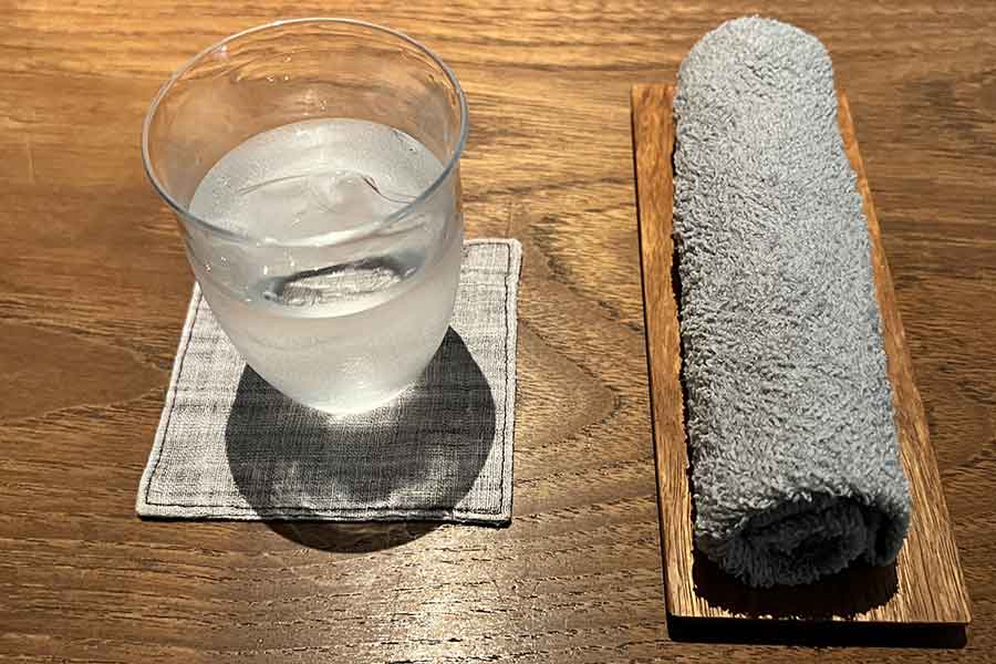 水やおしぼりなどの無料サービスに驚き（写真はイメージ）【写真：写真AC】