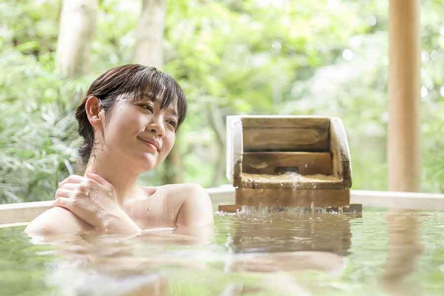 裸で温泉に入る日本の温泉文化（写真はイメージ）【写真：写真AC】