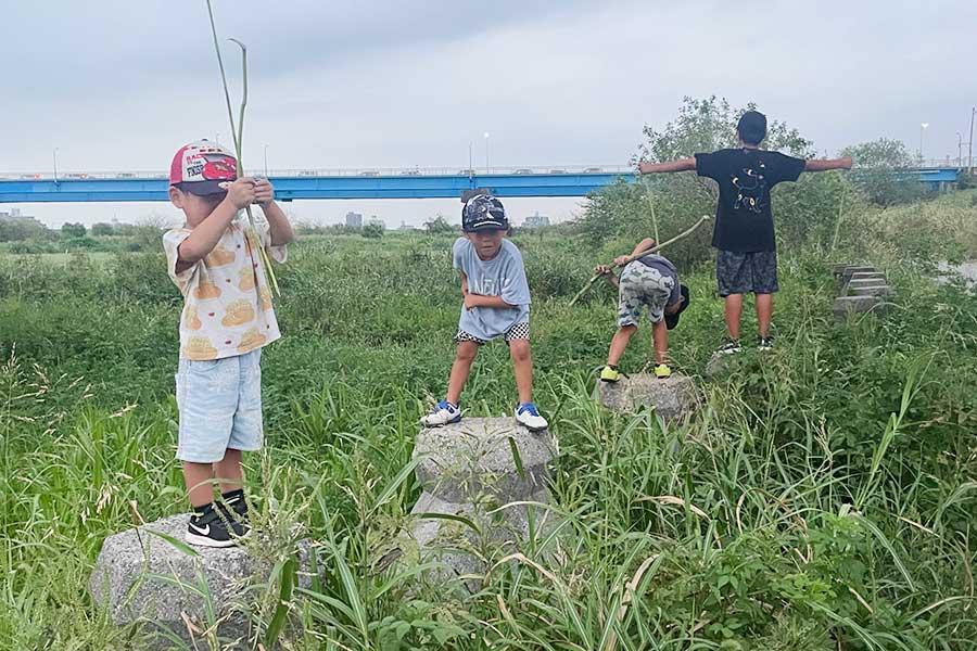 それぞれのかっこいいポーズを決める子どもたち【写真提供：ゴンゾウR4（@R453374510）さん】