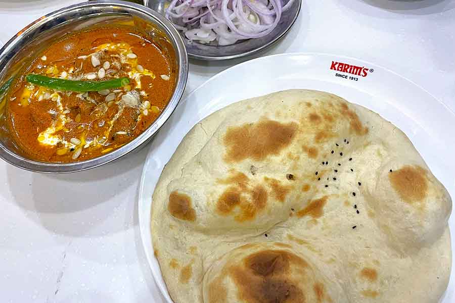 デリーの人気レストラン「Karim's Hotel」で食べた丸いナン【写真：中谷秋絵】