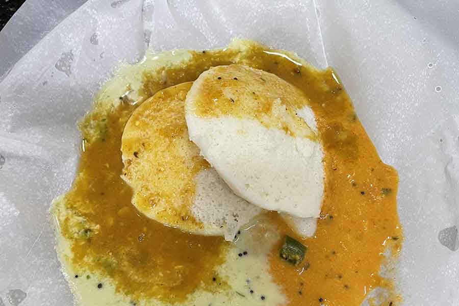 南インドの軽食、イドゥリ。米を発酵させて作る、酸味のある蒸しパンのような食感【写真：中谷秋絵】