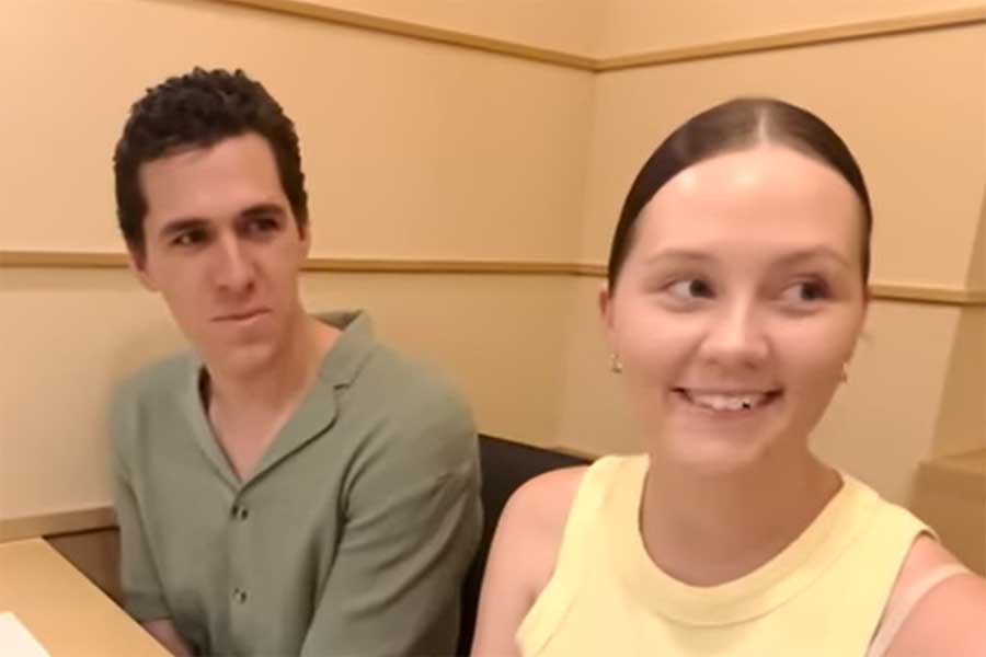 日本の寿司に感動が止まらない（左から）ジョージさんとクロエさん（スクリーンショット）