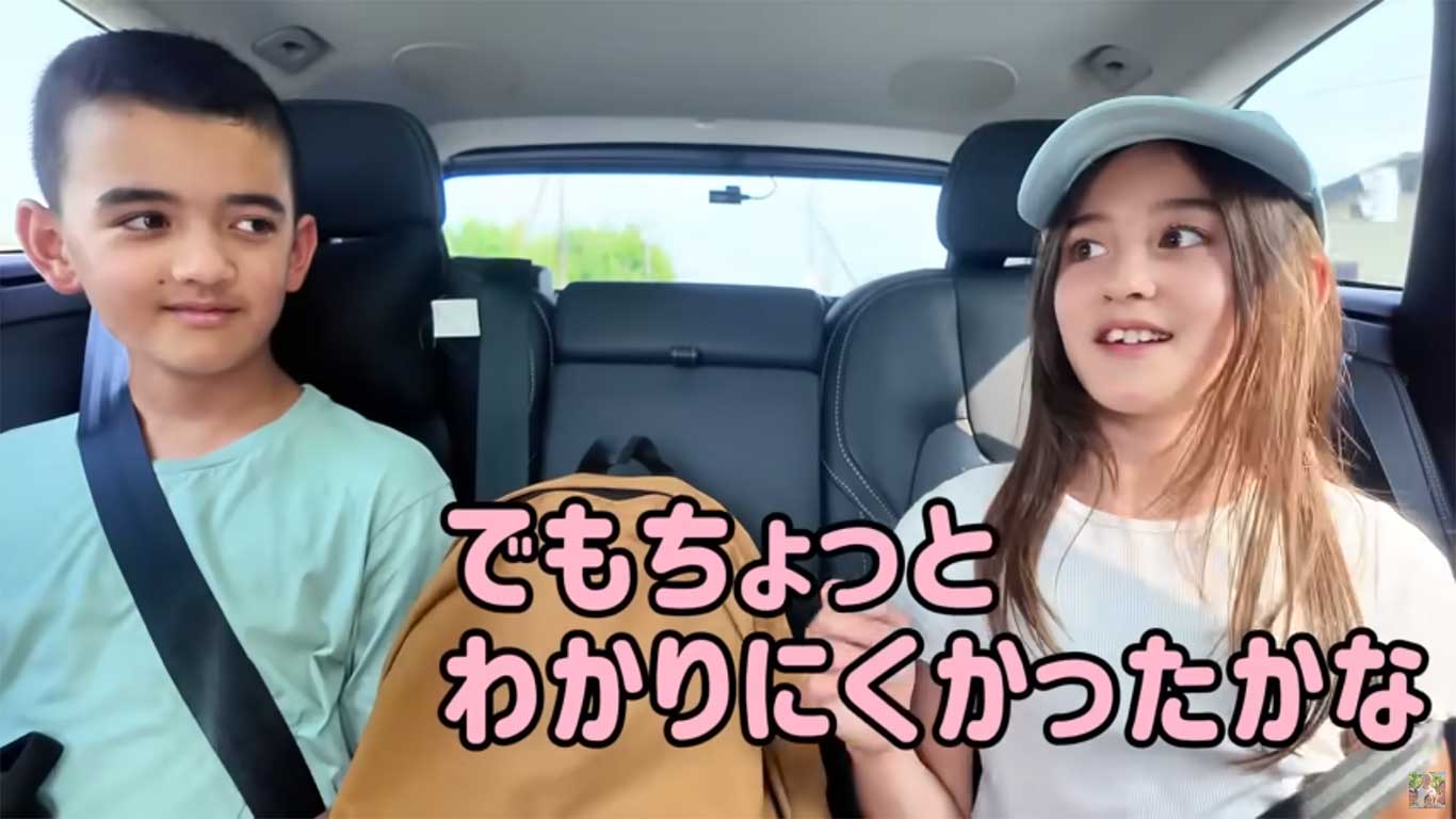 体験入学初日の様子を振り返る（左から）ハンセンくんとエリーシャちゃん（スクリーンショット）