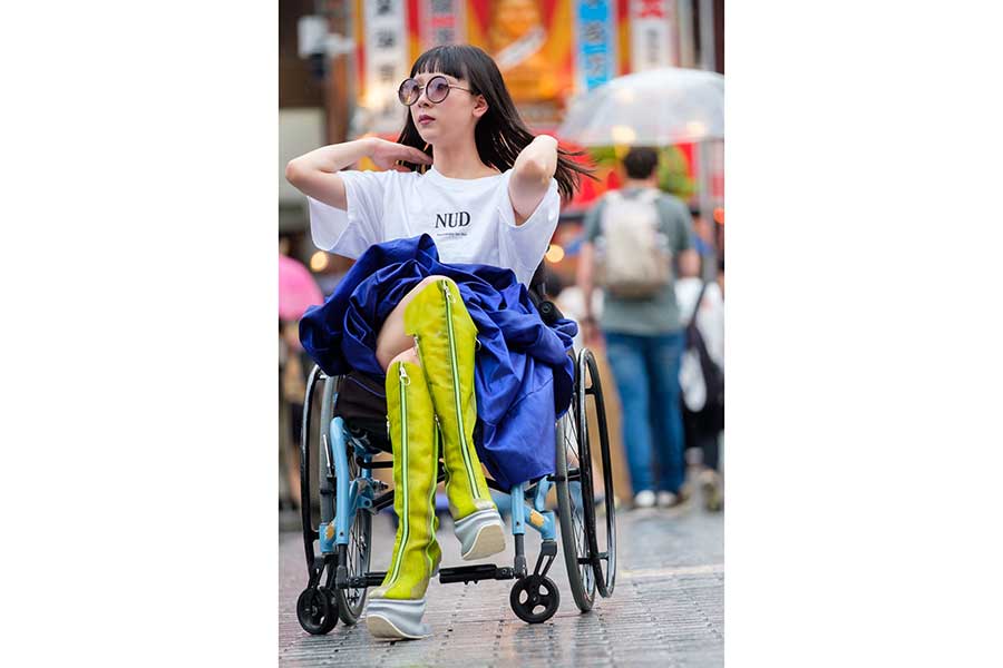 車いすユーザーの安全性とファッション性を両立させた黄色いブーツ【写真提供：小川修史■NextUD LAB.（@ogatti21）さん】