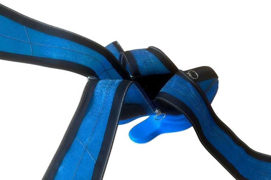 4本のジッパーを開けると、まるでバナナの皮のようにむけて着脱しやすくなる【写真提供：小川修史■NextUD LAB.（@ogatti21）さん】