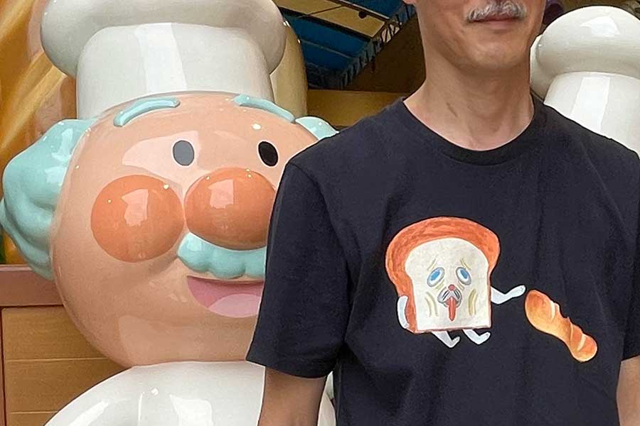 「まずい」という表情をしたパンどろぼうのTシャツ。その後ろにはジャムおじさんが…【写真提供：おぎん（@pipiilika）さん】