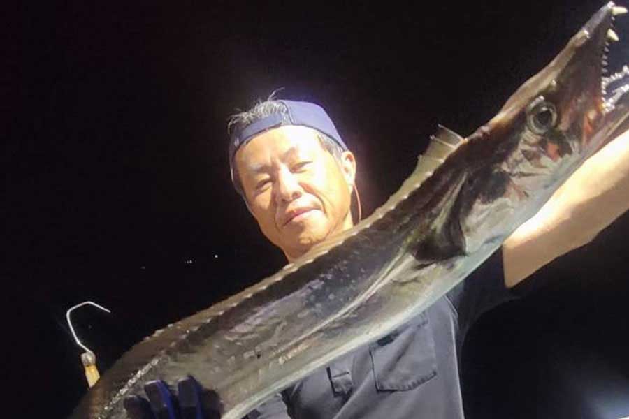 194センチのドラゴンタチウオを釣り上げた湊原さん【写真提供:海晴丸】