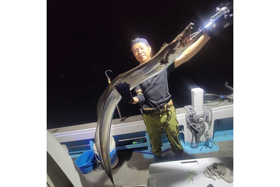 湊原さんの身長をはるかに上回るドラゴンタチウオ【写真提供:海晴丸】