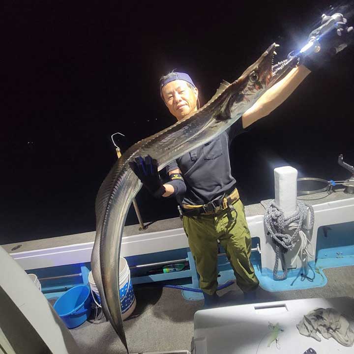 湊原さんが釣り上げた、194センチのドラゴンタチウオ【写真提供：海晴丸】