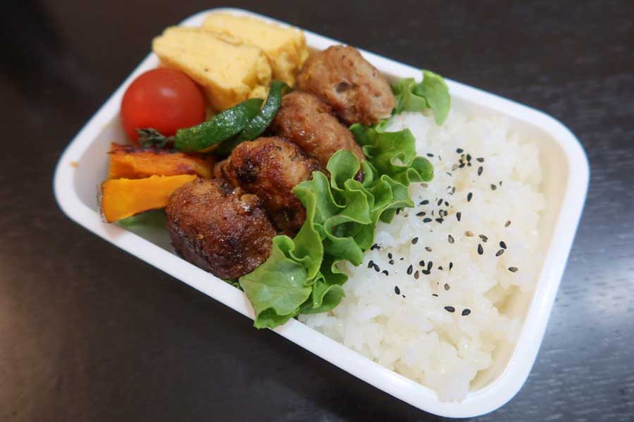 レタスなど葉野菜で仕切ると、水分が出て傷む原因に（写真はイメージ）【写真：写真AC】