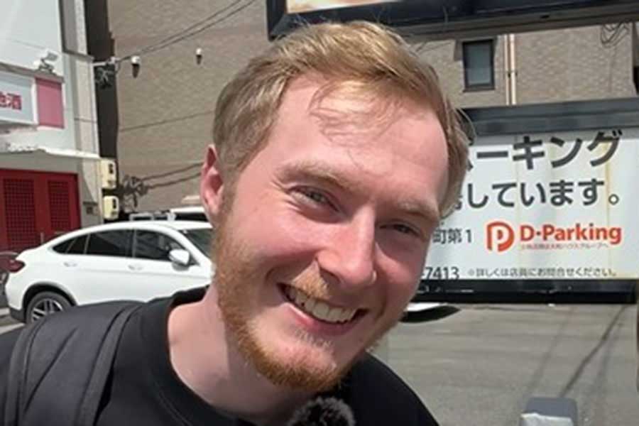 レナさんの案内でうどん作りに挑戦した、ドイツ人のクエンティンさん(スクリーンショット)