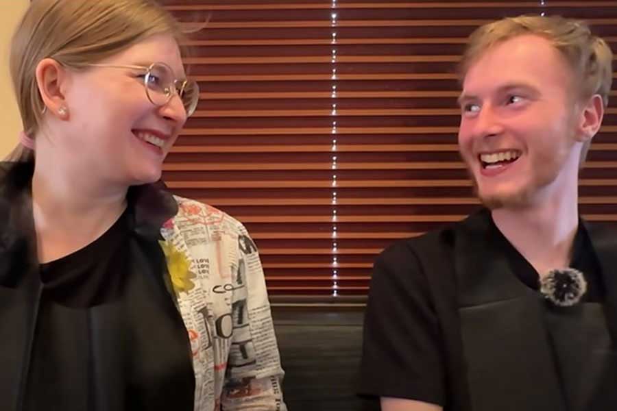 みそ煮込みうどんを味わいながら、日本について話す(左から)レナさんとクエンティンさん(スクリーンショット)