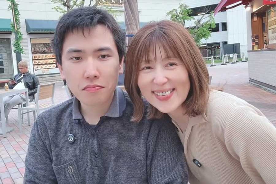 25歳の歩夢さんと59歳のななこさん【写真：ななこ】