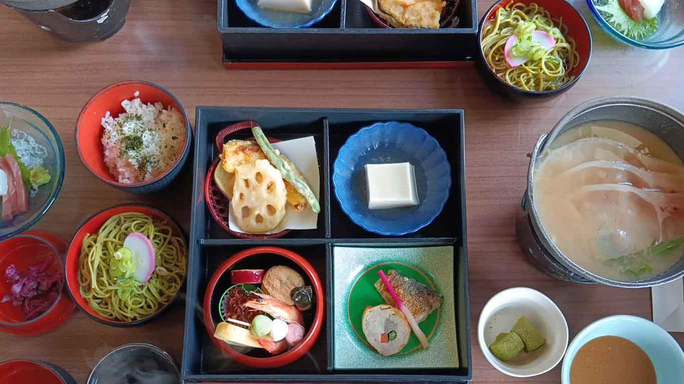 外国人は慣れ親しんだ肉料理が恋しくなりがち【写真：Ana】