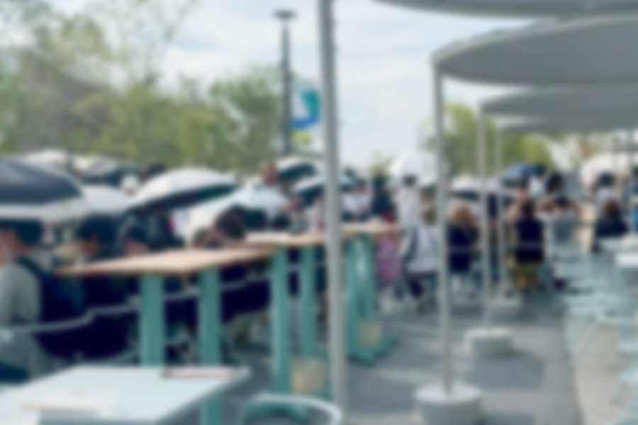 ポルトガルパビリオンの行列に並ぶ来場者。文句を言わずに待つ姿勢に感動【写真：Hint-Pot編集部】