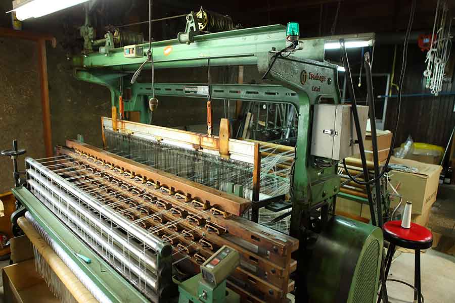 石川県の機屋から譲り受けたリボン織機【写真：矢野写真事務所】