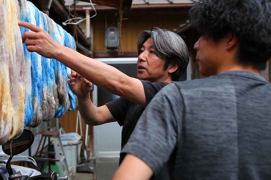 4代目となる昇汰さんに教える徹さん【写真：矢野写真事務所】