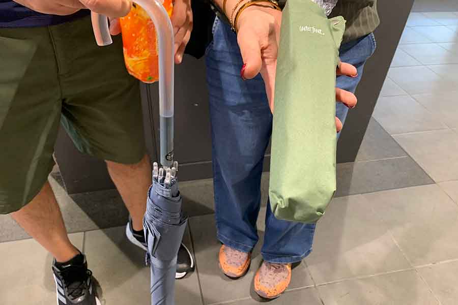 ヤシールさんは晴雨兼用の長傘、マリアムさんは折り畳みの日傘を購入【写真：Hint-Pot編集部】